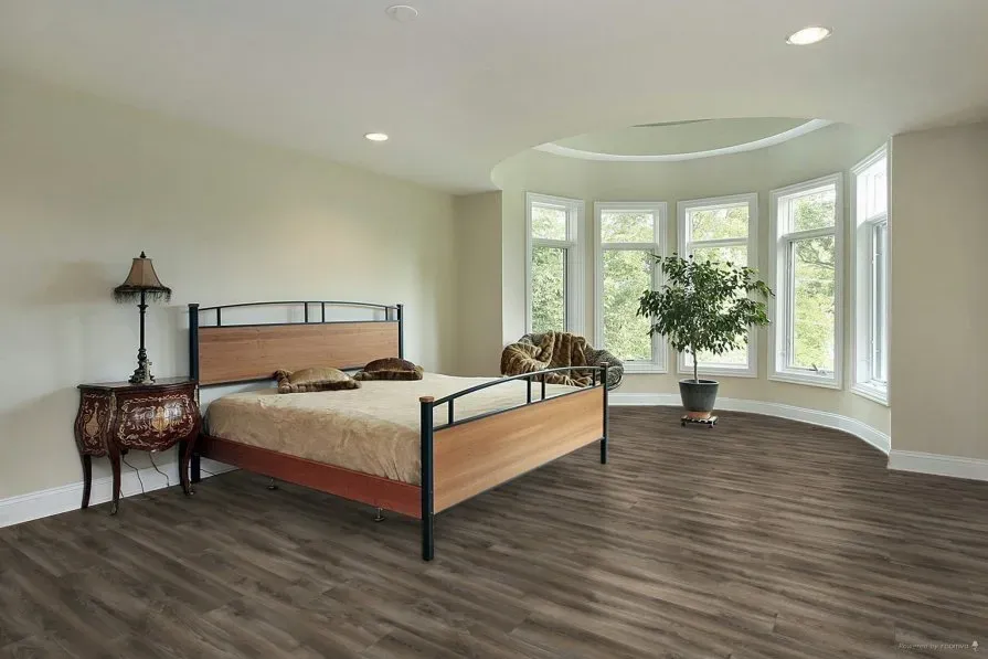 A bedroom with laminate flooring